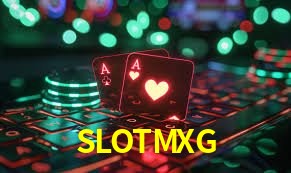 Escena dinámica inspirada en casino con iluminación SLOTMXG, cartas, fichas e íconos de juegos digitales en un espacio moderno de juegos.